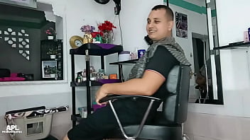Esta puta si que sabe como hacer que se me pare la verga cada vez que vengo a que me corte el cabello parte 1