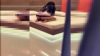 Pillada madrastra nalgona fortandose el coño y sacudiendo el culo en su habitacion hasta el orgasmo