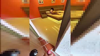 Pillada madrastra nalgona fortandose el coño y sacudiendo el culo en su habitacion hasta el orgasmo