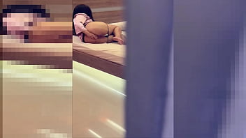 Pillada madrastra nalgona fortandose el coño y sacudiendo el culo en su habitacion hasta el orgasmo