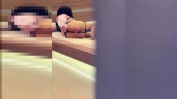 Pillada madrastra nalgona fortandose el coño y sacudiendo el culo en su habitacion hasta el orgasmo