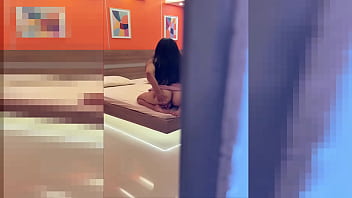 Pillada madrastra nalgona fortandose el coño y sacudiendo el culo en su habitacion hasta el orgasmo