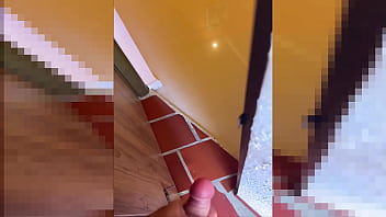 Pillada madrastra nalgona fortandose el coño y sacudiendo el culo en su habitacion hasta el orgasmo