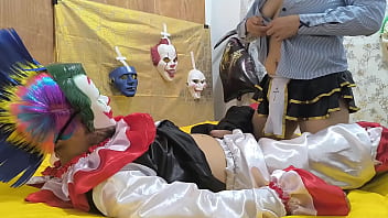 自信的继父！！万圣节那天他扮成小丑，在床上像对待妓女一样支配我。 thumbnail