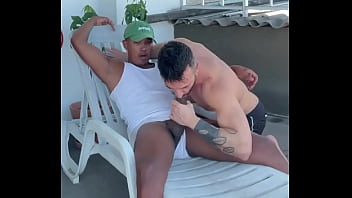 Tomando Sol Quando O Vizinho Pirou No Meu Volume Ja Chegou Perguntando Se Podia Chupar Free thumbnail