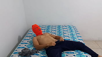 Hijastro calenton se toca el pene torcido