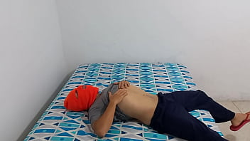 Hijastro calenton se toca el pene torcido