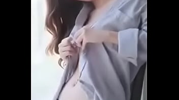 E gái mưa show hàng