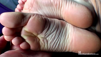 Pixie shows off nude