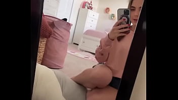 Star con hermosas piernas arrodillada