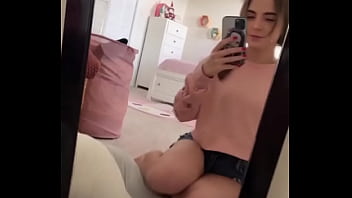 Star con hermosas piernas arrodillada