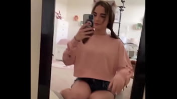 Star con hermosas piernas arrodillada