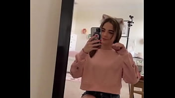 Star con hermosas piernas arrodillada