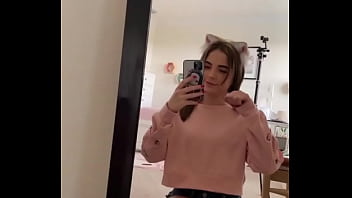 Star con hermosas piernas arrodillada