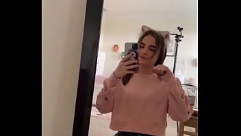 Star con hermosas piernas arrodillada