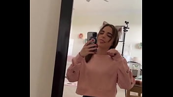 Star con hermosas piernas arrodillada