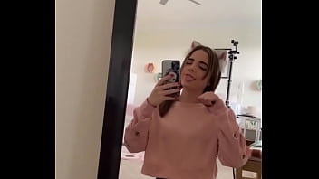 Star con hermosas piernas arrodillada