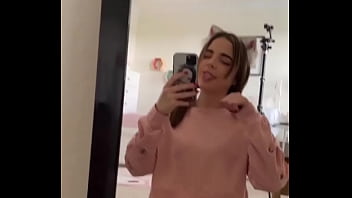 Star con hermosas piernas arrodillada