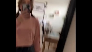 Star con hermosas piernas arrodillada