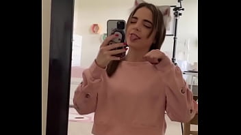 Star con hermosas piernas arrodillada