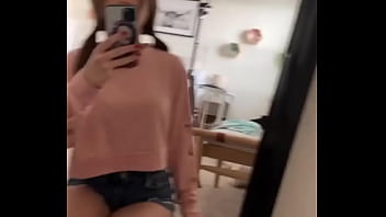 Star con hermosas piernas arrodillada