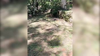 Fiquei de pau duro no meio da trilha e achamos um local abandonado pra meter