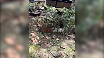 Fiquei de pau duro no meio da trilha e achamos um local abandonado pra meter