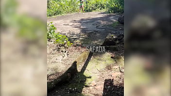 Fiquei de pau duro no meio da trilha e achamos um local abandonado pra meter