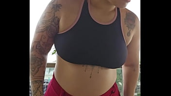 Mostrando os fundos na sacada