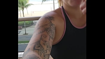 Mostrando os fundos na sacada