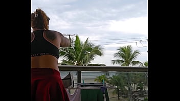 Mostrando os fundos na sacada