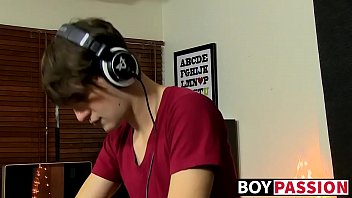 Dj Twink Jerks Himself Off And Loves It thumbnail