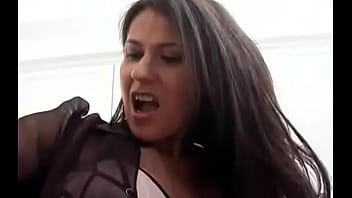 Brune à forte poitrine se fait baiser et sodomiser chez elle vidéo complète