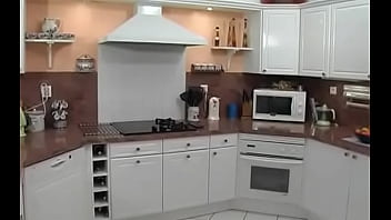 Brune à forte poitrine se fait baiser et sodomiser chez elle vidéo complète