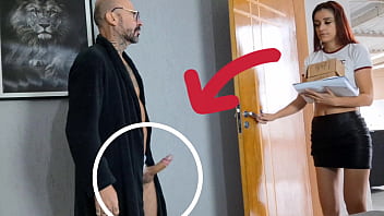 Vovo pervertido recebe entregadora com pau de fora