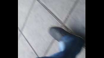 Flaca en rico hilo por la calle