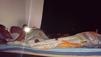 Padrastro pervertido y morboso me despierta en medio de la noche para cepillarme la boca con su verga