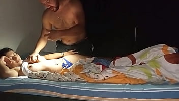 Padrastro pervertido y morboso me despierta en medio de la noche para cepillarme la boca con su verga