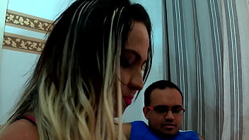 Bundinha empinada já estava lá toda empolgada se masturbando e preparando bem o seu lombo