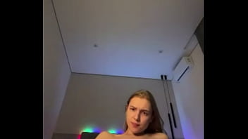 Wet pussy cumming on the cam