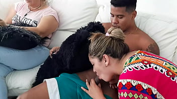 Rubia caliente chupando una buena verga