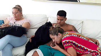 Rubia caliente chupando una buena verga