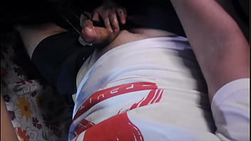 Chica tatuada lamiendo