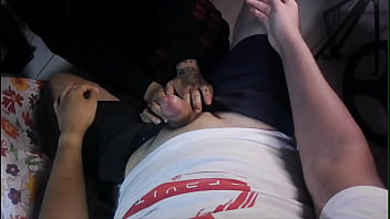 Chica tatuada lamiendo