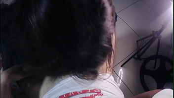 Chica tatuada lamiendo