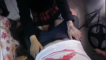 Chica tatuada lamiendo