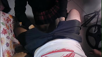 Chica tatuada lamiendo