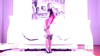 Newcomer fingering trimmed pussy in first glamour solo