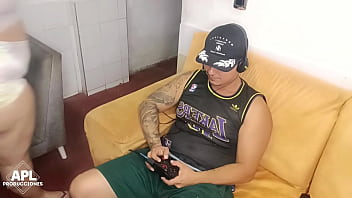 La puta de mi madrastra sabe que hacer para distraerme ella sabe que su enorme culo me pone cachondo y se lo lleno de leche parte 1