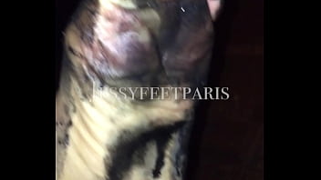 Toi qui aimes le dirty feet les pieds bien degueu et que tu aimes nettoyer et
